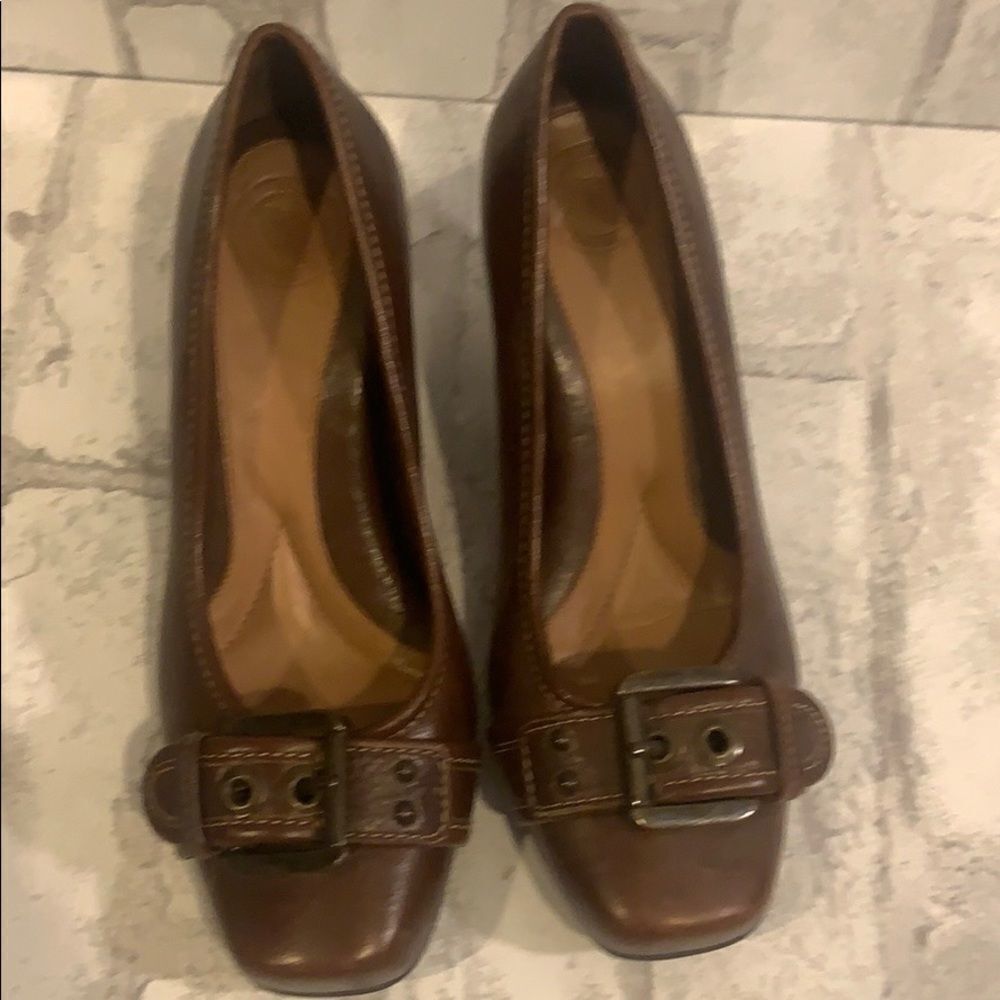 Nurture brown Leather Pumps